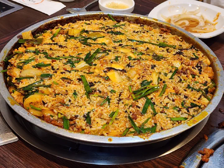 바닥이 눌어붙은 오리 양념 볶음밥