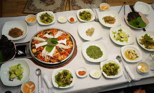 솔밭가든 기본 반찬과 오리불고기 한 상