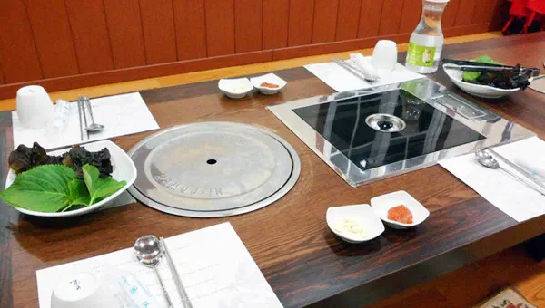 울산 성안동 솔밭가든 흰색 건물 외관