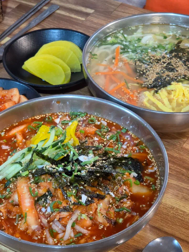 비빔칼국수와 냉칼국수 두 그릇