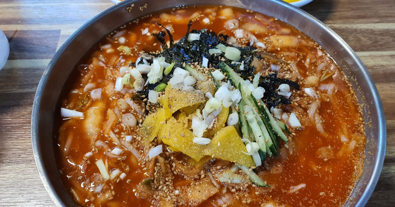 Cold kimchi kalguksu and spicy bibim kalguksu at Somunnan Kalguksu in Ulsan