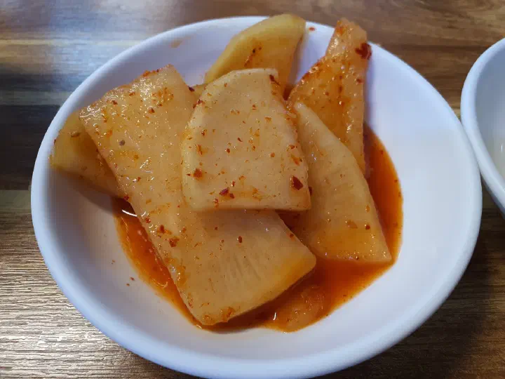 Self-serve pickled radish side dish at Somunnan Kalguksu