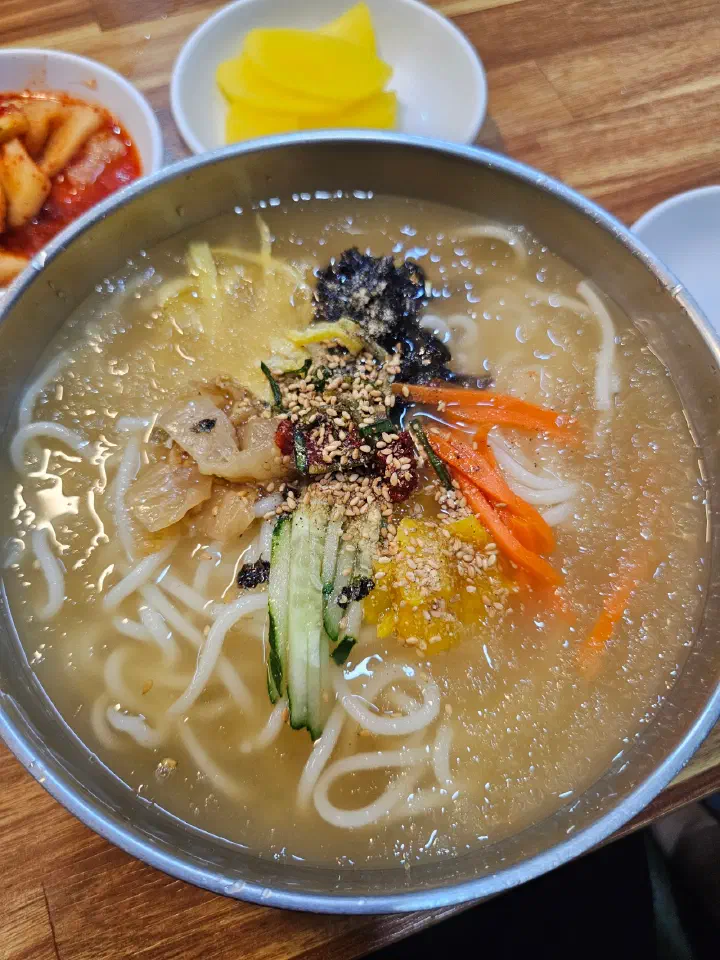 Clear anchovy-broth cold kalguksu at Somunnan Kalguksu
