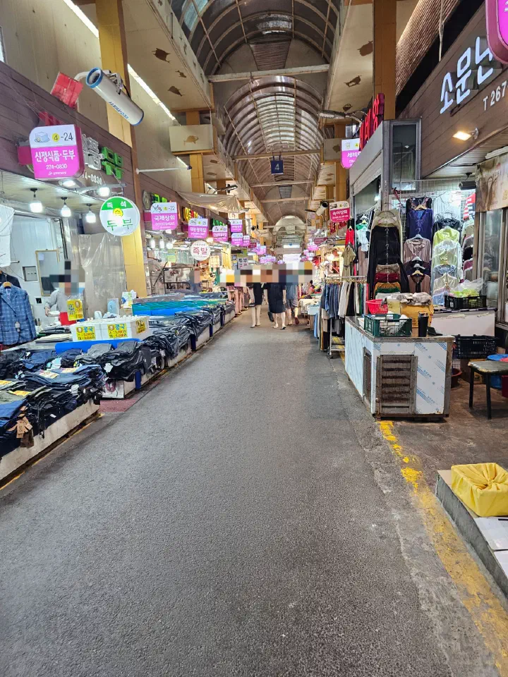 A street scene inside Sinjeong Market, Ulsan