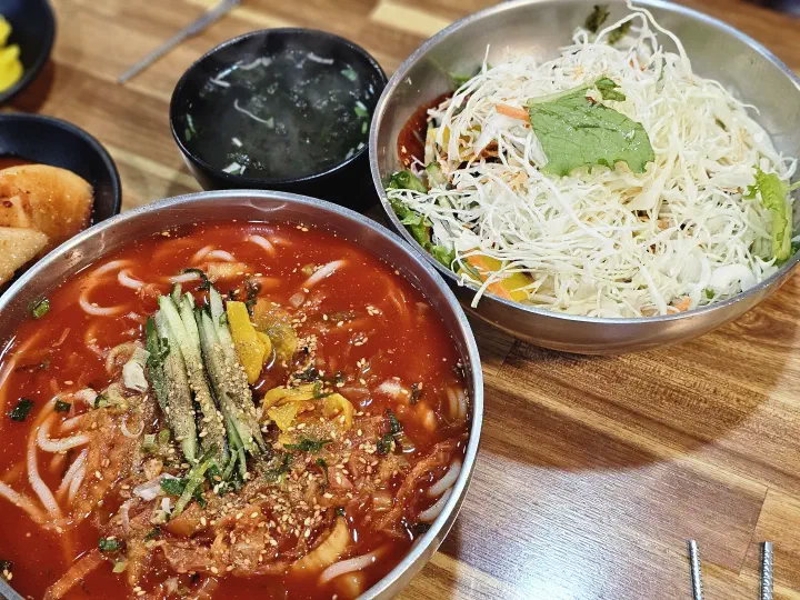 Summer menu of bibim kalguksu and cold kalguksu at Somunnan Kalguksu