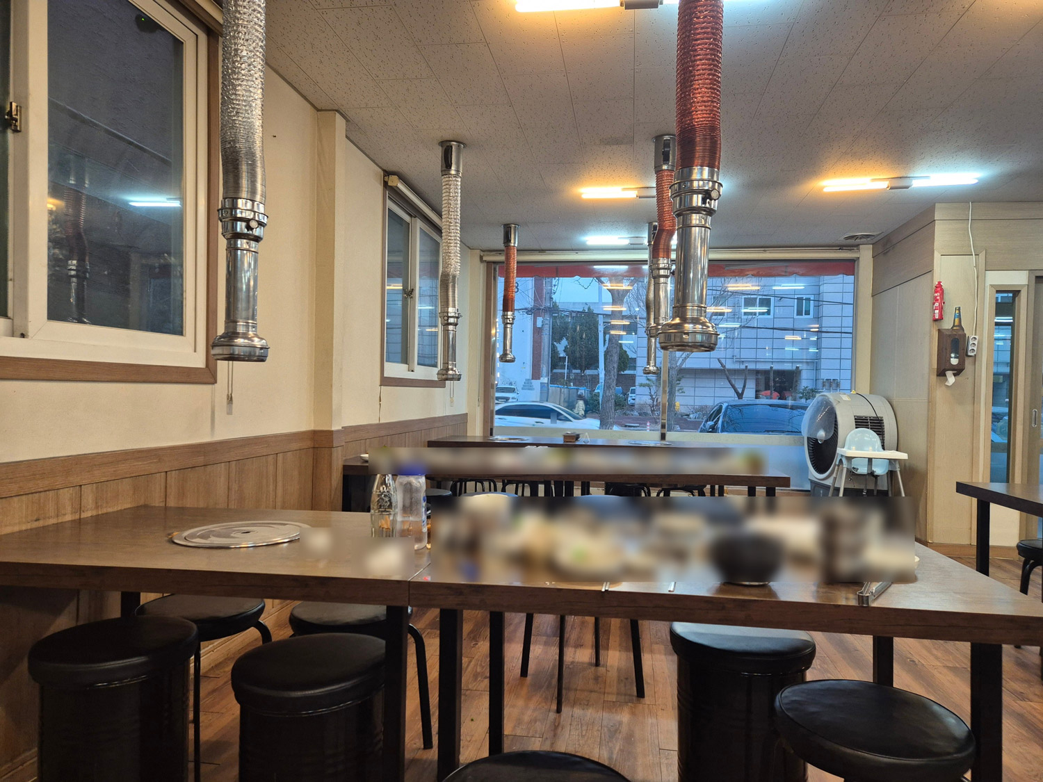 Interior tables with overhead exhaust ducts