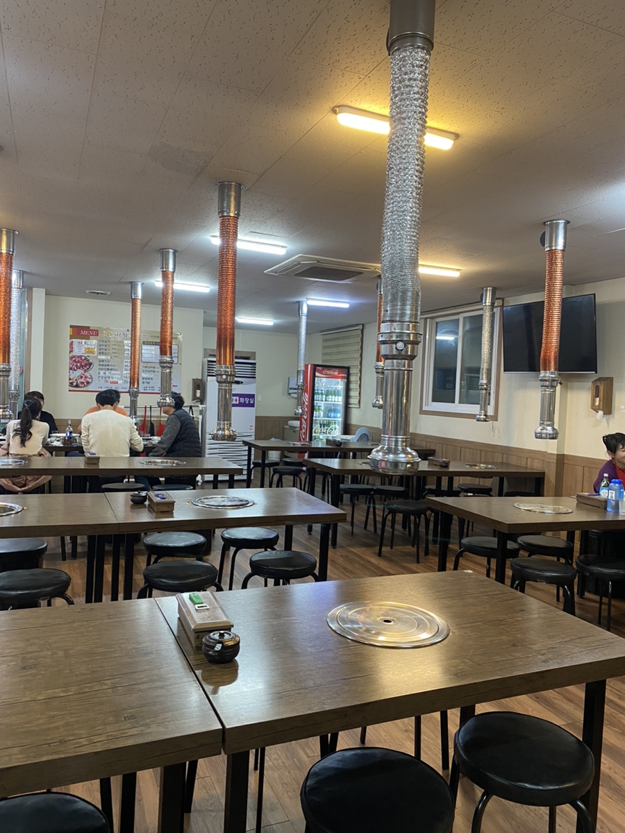 Spacious dining hall at Wonjeong Sigyuk Sikdang Sinjeong