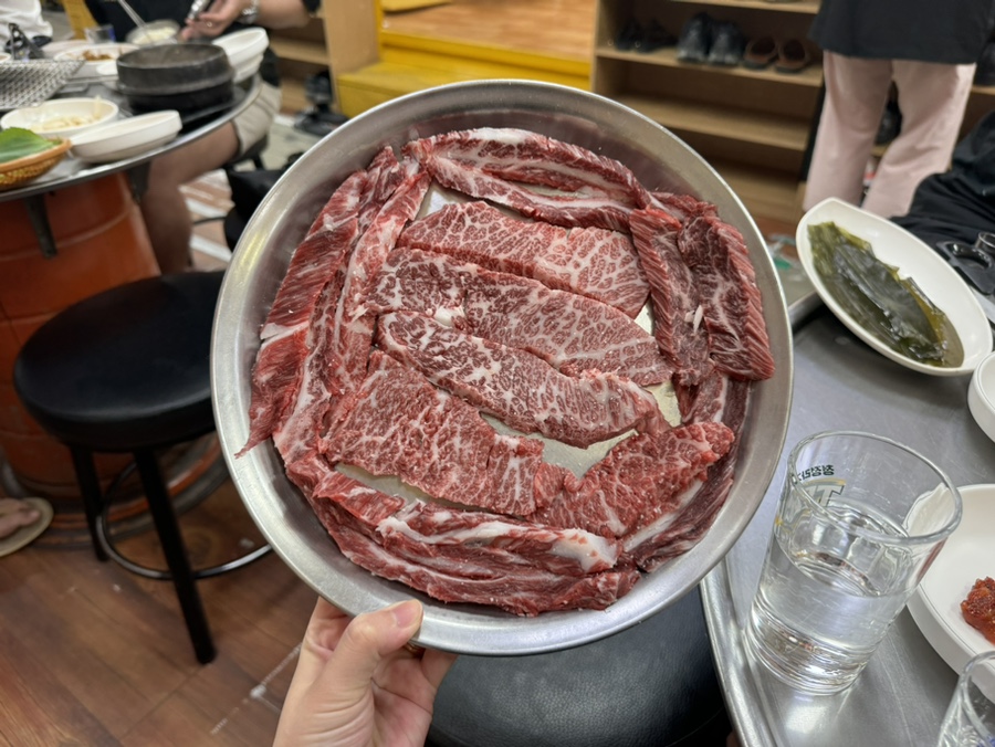 Server bringing out a bowl of Hanwoo galbisal at Yeonchun