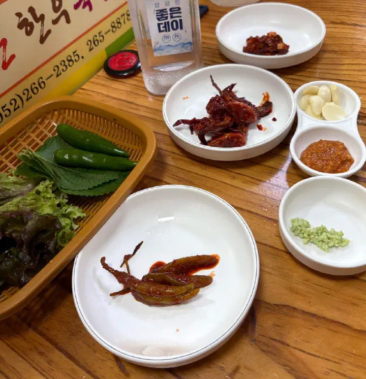 양념게장과 오징어젓갈, 마늘, 와사비 등 갈비살용 사이드 반찬