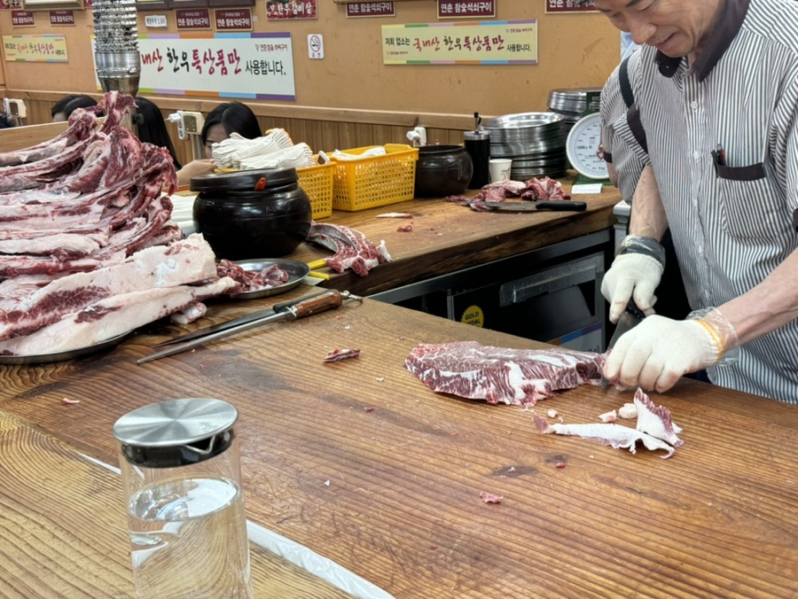 Yeonchun’s owner butchering Hanwoo galbisal at the entrance counter