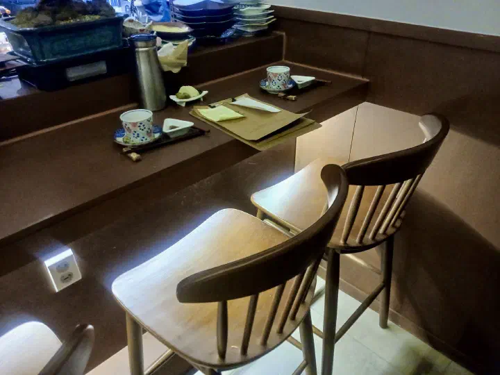 윤슬다이닝 내부 테이블 좌석