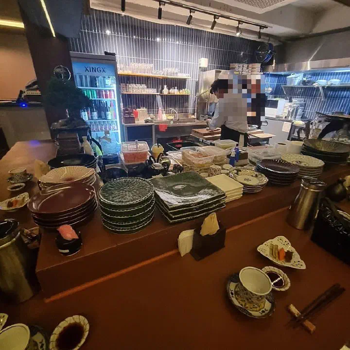 윤슬다이닝 오픈형 주방과 다찌석