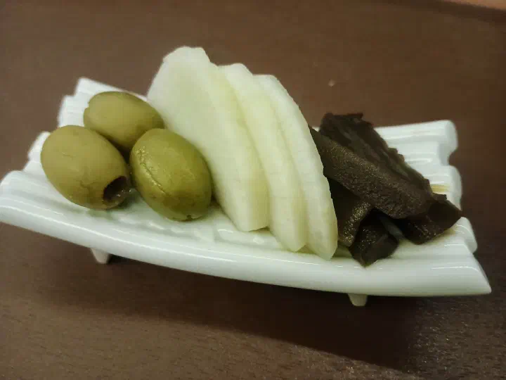 올리브가 포함된 절임 3종 기본찬