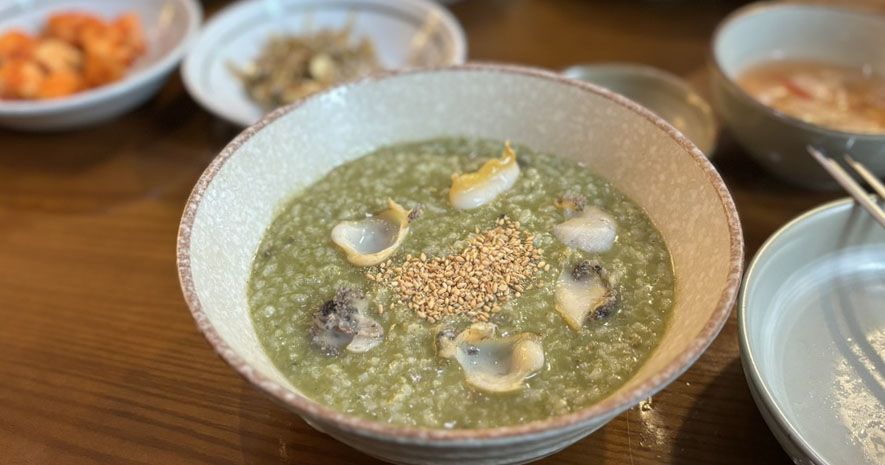 Green abalone porridge with abalone slices from Wonjo Jeonbokjuk Haeundae
