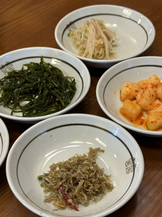 Seaweed banchan, kkakdugi, and anchovy at Wonjo Jeonbokjuk