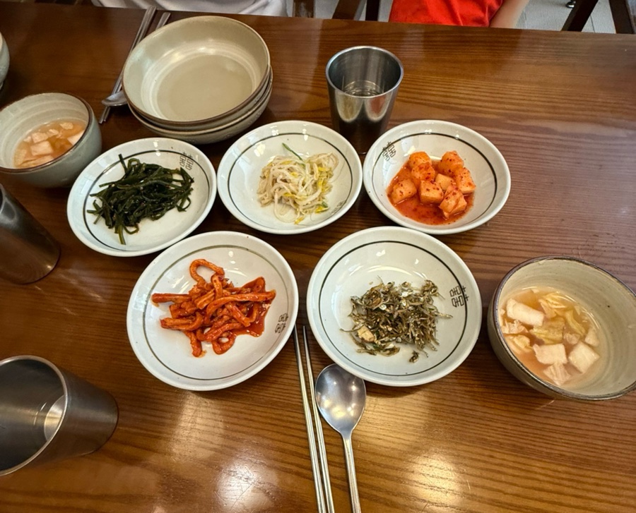 Six varieties of side dishes at Wonjo Jeonbokjuk