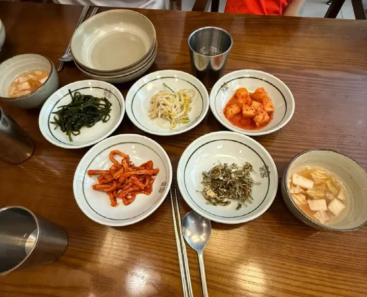Six varieties of side dishes at Wonjo Jeonbokjuk