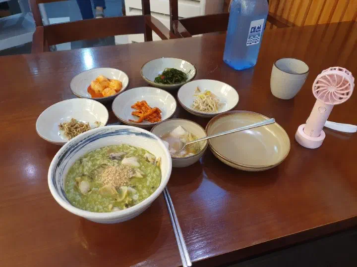 해운대 원조전복죽 1인 세트 차림