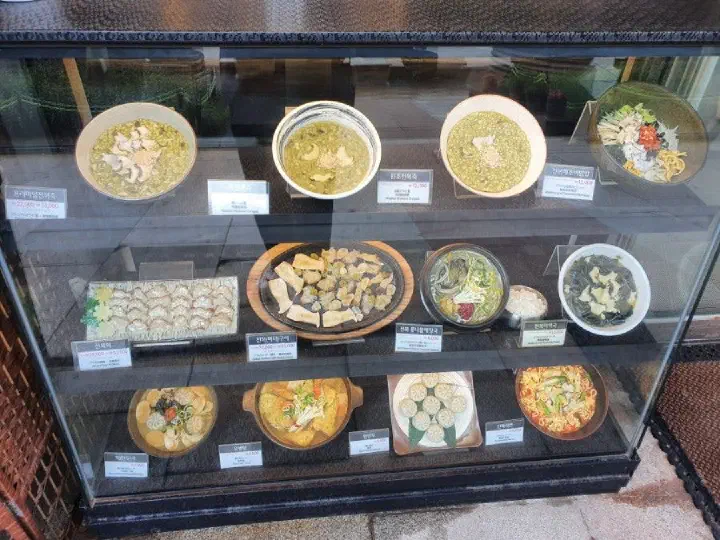해운대 원조전복죽 입구 메뉴 모형 진열대