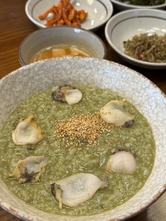 Authentic green abalone porridge with innards at Wonjo Jeonbokjuk
