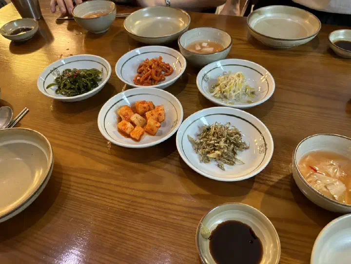 해운대 원조전복죽 밑반찬 테이블 세팅