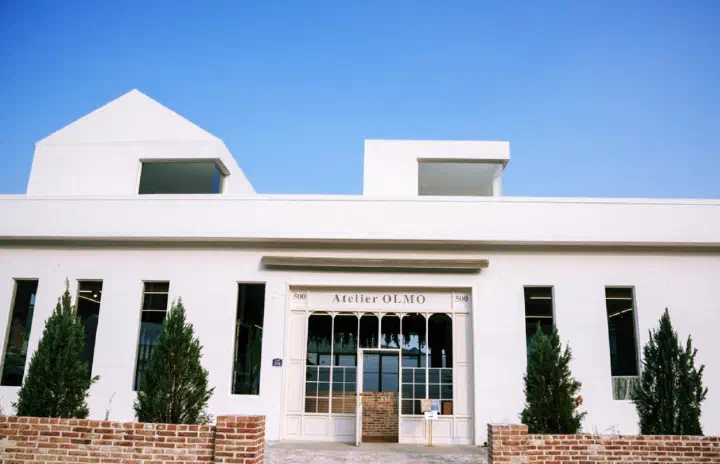 White exterior of Atelier Olmo, the brunch restaurant next to Neutinamu-ui Sarang Cafe