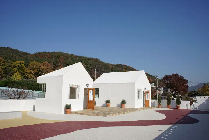 White gabled buildings and open courtyard on the grounds of Neutinamu-ui Sarang Cafe