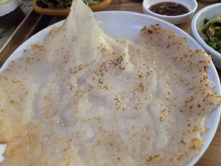 가장자리는 바삭하고 가운데는 쫀득한 영광정 감자전 클로즈업