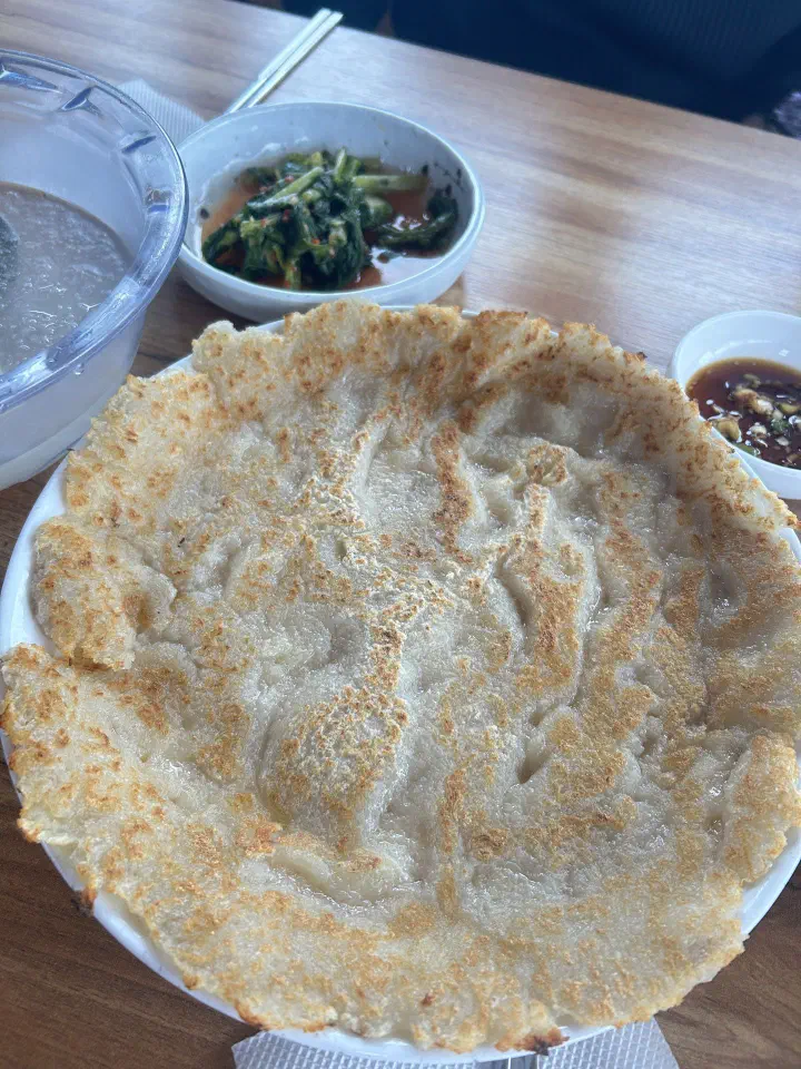 영광정메밀국수 감자전과 살얼음 동치미 육수 열무김치가 놓인 상차림