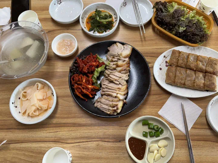 Full table spread at Yeonggwangjeong Memil Guksu in Yangyang with suyuk pork, buckwheat rolls and dongchimi broth