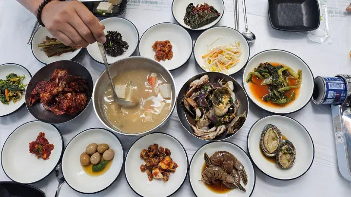 전복장과 새우장이 포함된 밑반찬 구성