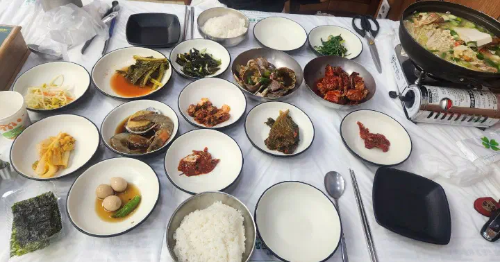 게장백반 정식 상차림