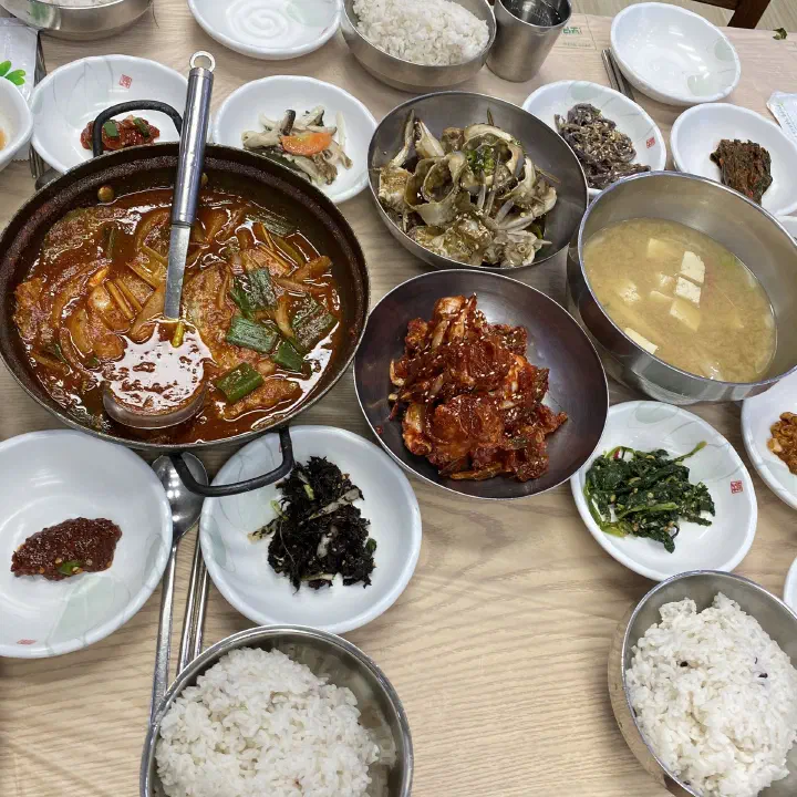 게장과 갈치조림이 함께 나온 상차림