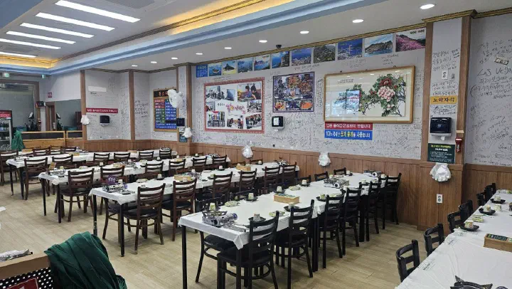 황소식당 넓은 홀 내부, 단체석 테이블