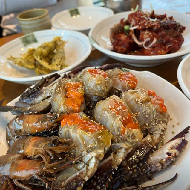 A plate of soy-marinated and spicy blue crab with fried crab at Kkotdolgejang 1beonga