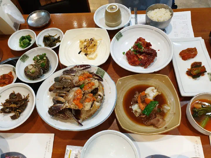 Kkotge set with soy-marinated crab, fried crab and assorted side dishes