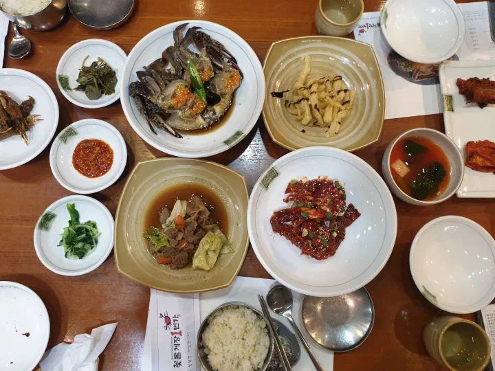 A full kkotge set spread on the table at Kkotdolgejang 1beonga