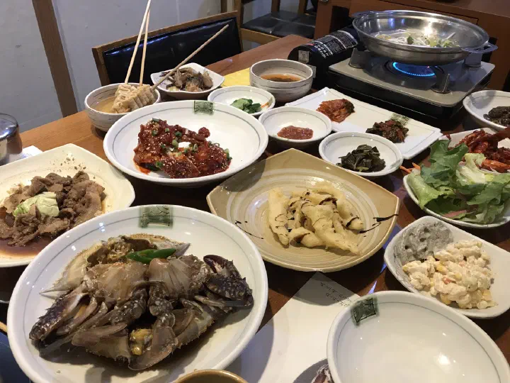 Kkotge set with soy-marinated crab, crab soybean paste stew and bulgogi