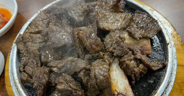 김이 모락모락 오르는 소복갈비 한우 갈비 클로즈업