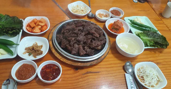 Hot-stone Korean beef ribs with lettuce, kimchi and banchan at Sobok Galbi