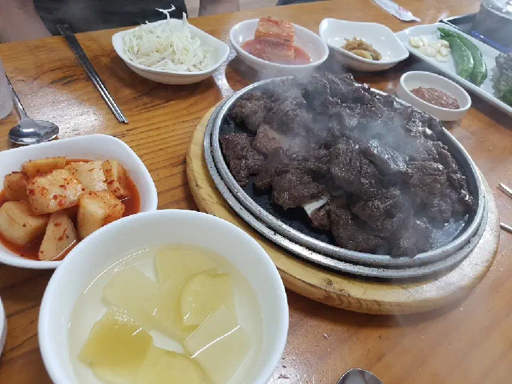 Hot-stone beef ribs served with a clear soup and radish kimchi