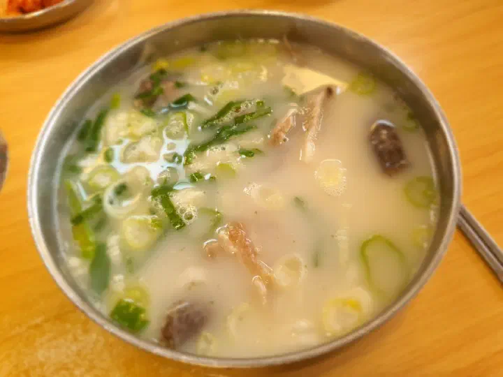 넓은 대접에 토렴해 나온 백암 순대국밥