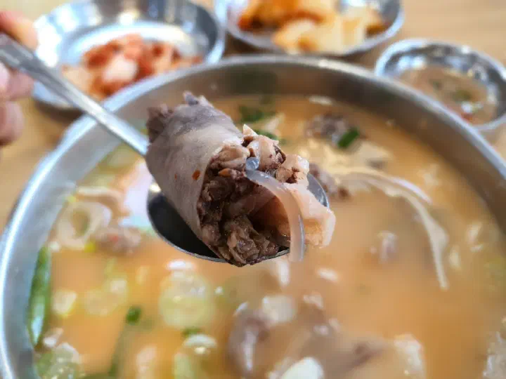 진한 사골 국물의 순대국밥 클로즈업