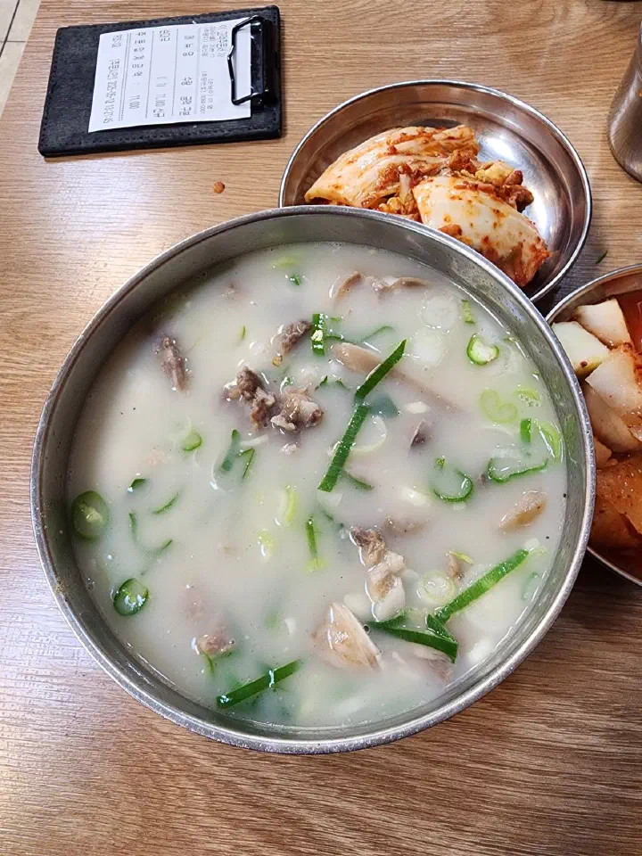 대파를 듬뿍 올린 순대국밥