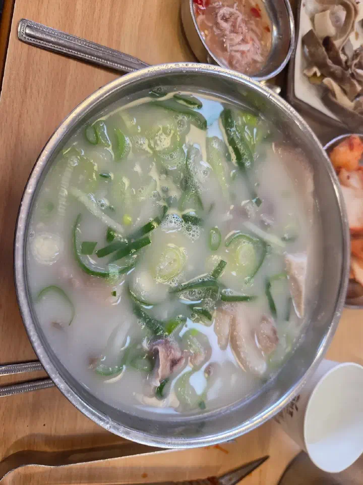 건더기가 푸짐한 순대국밥