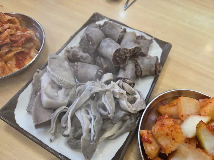 부속 고기가 올라간 순대국밥