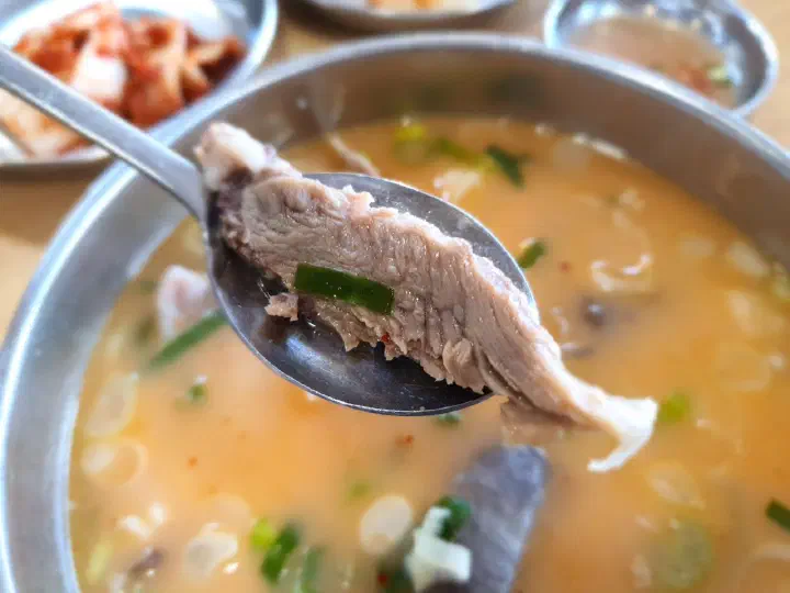 순대가 들어간 순대국밥 한 술