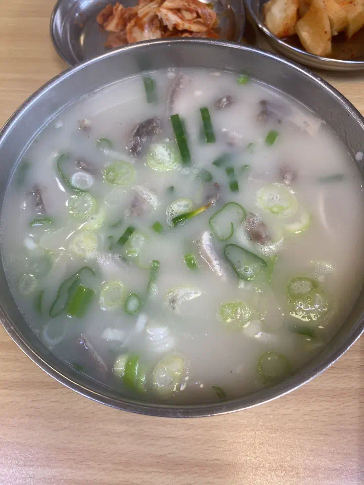 위에서 본 순대국밥 한 그릇