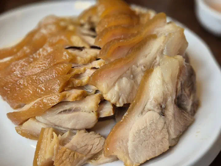Close-up of tender sliced boiled pork suyuk at Gogiri Makguksu