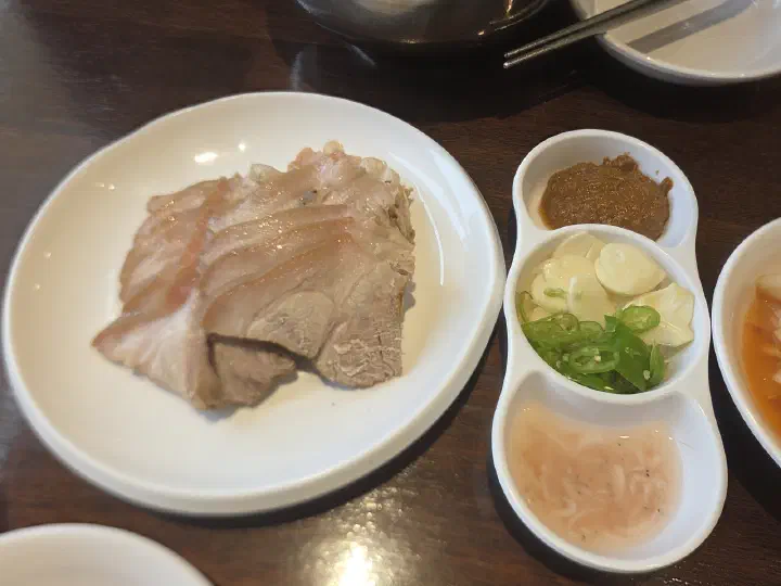 Gogiri Makguksu suyuk served with salted shrimp, sliced garlic and ssamjang